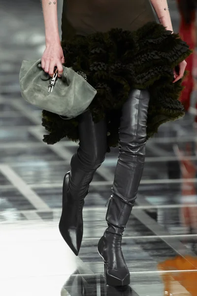 Look 100